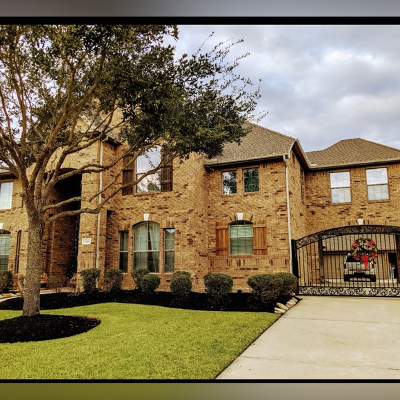 PLEASE LIKE FOR WHEN I GO LIVE LUXURY LISTINGS!!! - Picture 12 of 12